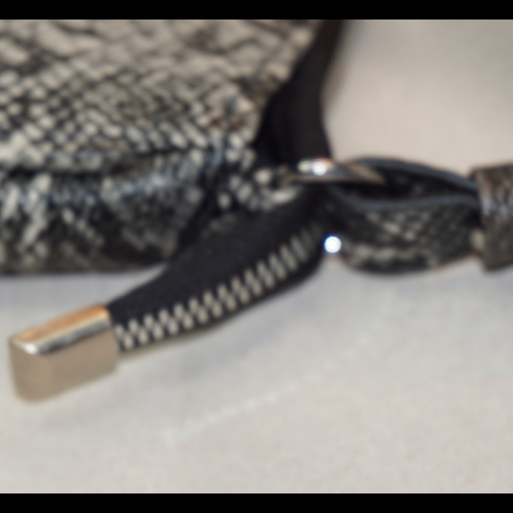 SALE! BLACK/GREY TEXTURED FAUX SNAKESKIN HANDBAG - Picture 5 of 5